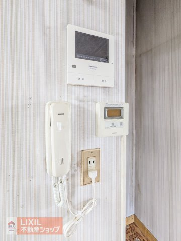 玄関先の様子を映し出すモニターを搭載しています！　相手の顔や姿をしっかりと確認してから、応対できるため、　不審な訪問者を未然に防ぎ、ご家族の安全を守ります！