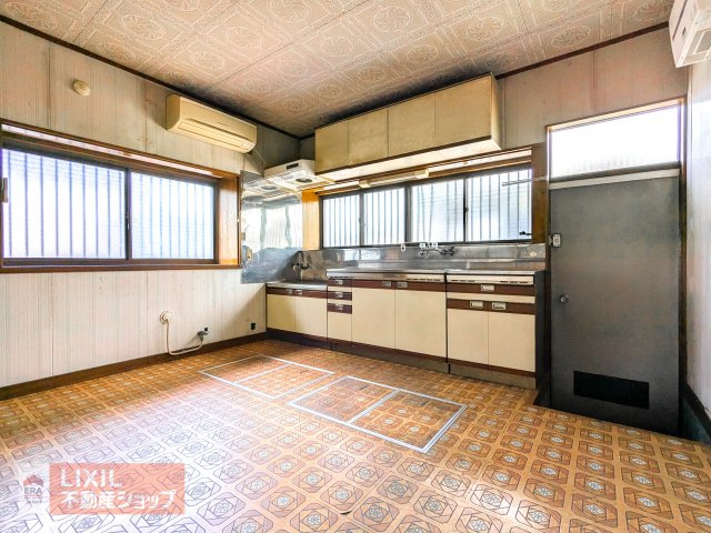 2つの大きな窓があることで、お料理中の煙や匂いがこもりにくく、　常に新鮮な空気を取り入れながら家事ができます！