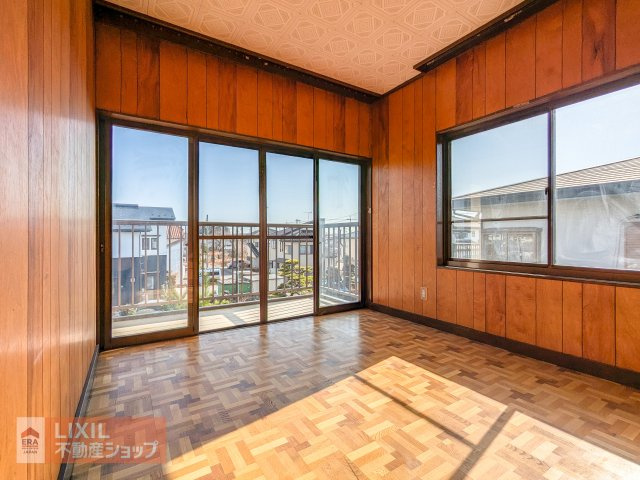 2階の4.5帖の洋室です！　2面採光で陽当たり良好♪