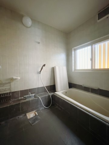 ■浴室｜デザイン性に優れた浴室♪1日の疲れを癒す、ゆったりとしたバスタイムをぜひお過ごしください(*＾＾*)大きな窓付きで嬉しい♪