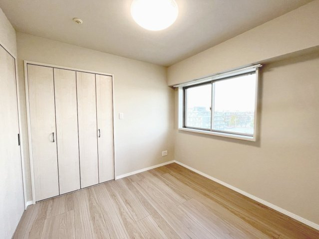 コンパクトで使いやすい洋室です