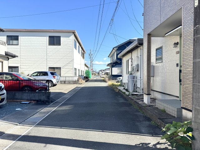 西側から東に向かって撮影。車通りも少なく静かな住宅地です。