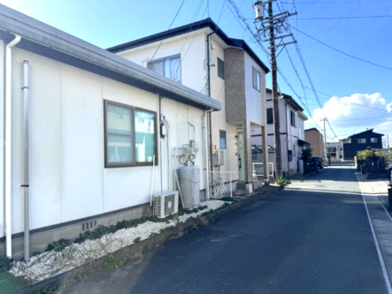前面道路（東から西へ撮影）手前の建物が物置、奥に家があります。