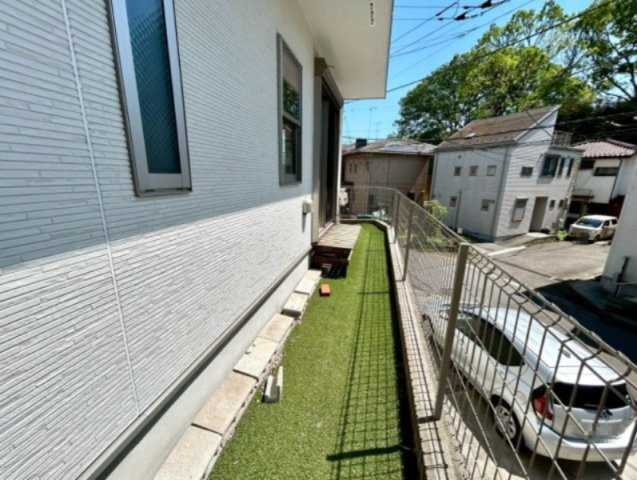 庭があることでガーデニングや家庭菜園はもちろん、こどもの遊び場やペットを放して遊ぶことができます。また、家の周囲に余裕があるということです。隣地との間があれば、十分な日当たりと、風通しが確保できます。