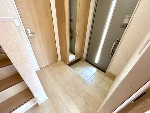 玄関は家の顔でもあり、家族以外の目にも止まる場所です。玄関は外との間を仕切る扉、靴などをしまっておく収納スペース、靴脱ぎのたたきスペース、来客とのやり取りをするドアホンなど複数のアイテムからなります。