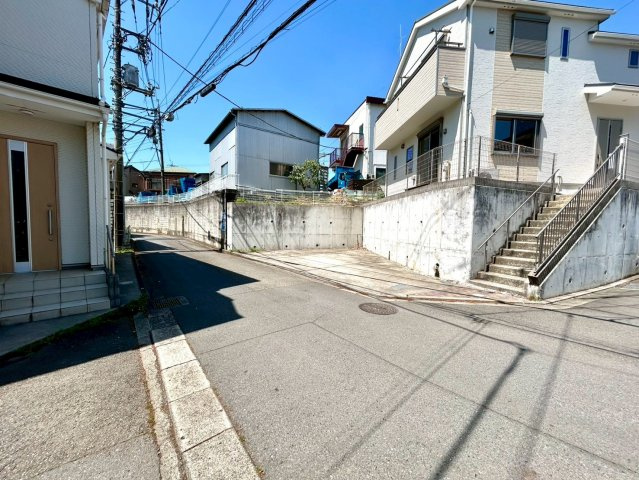 住宅用の土地では前面道路に2m以上接していなければならないと法律で定められています。しかし、お持ちの車のサイズやライフスタイルなどにより、2mでは利便が悪い場合もございますので、事前に確認しましょう。
