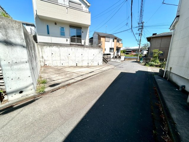 道幅が広い場所は日当たりや風通が良好です。幅が広いのですれ違いも可能ですし大きな車でも駐車可能！一方で、大型車が通ることも多くなるため交通量の増加により騒音に繋がります。また土地の値段が高くなります。