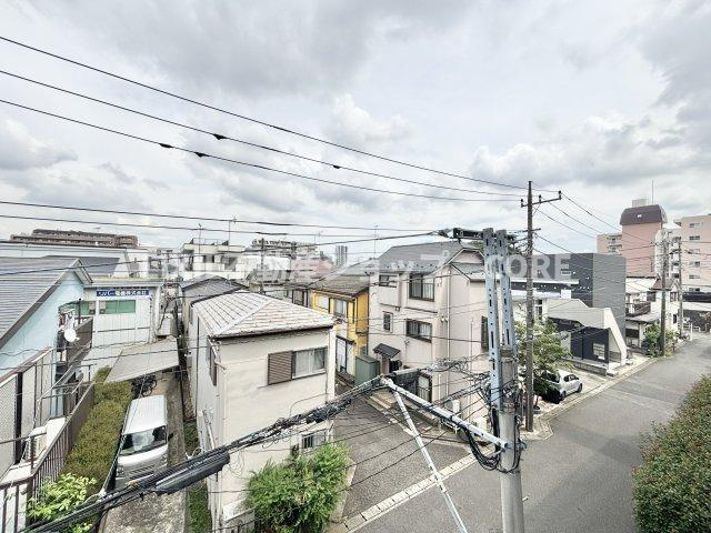 気持ちのいい空が見渡せる広いバルコニー。陽当たりも良く洗濯物やお布団もカラッと乾きそう。