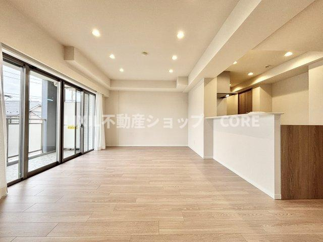 光と風が溢れる開放的なリビングダイニングには自然と家族みんなが集まってきます。