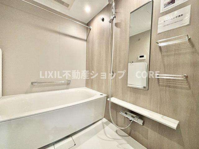 ご家族との憩いの場として、一日の疲れを癒す場として、ゆったりと足を伸ばしてくつろげる浴室。