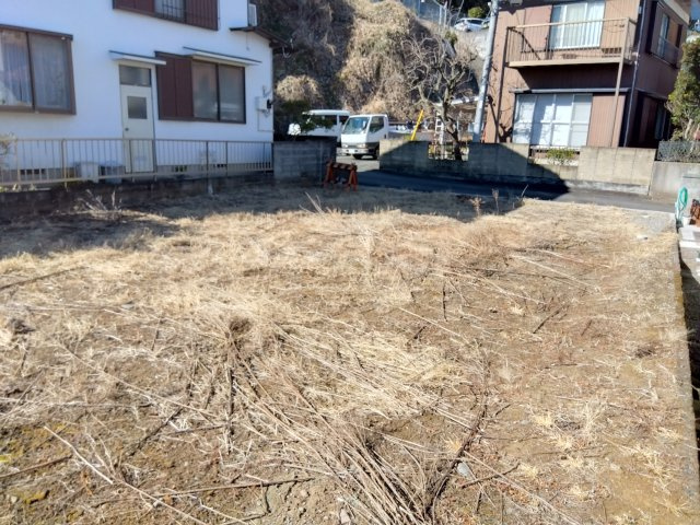 閑静な住宅地に位置しているので静かで落ち着いた雰囲気です。車通りが少なく騒音も気にならない穏やかな環境です。