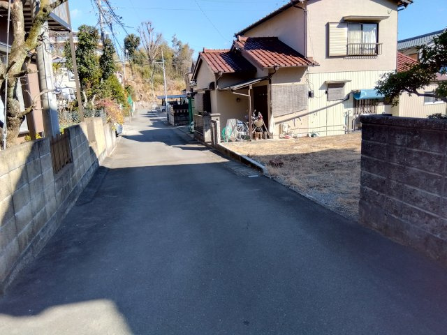 小学校まで徒歩8分です。通学も安心ですね。近くに公園があります。子育て世帯に優しい環境です。