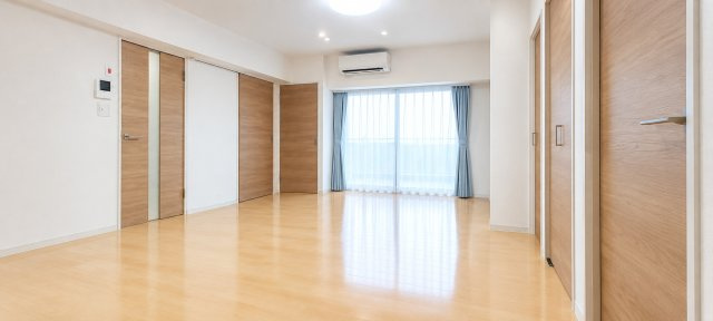 約12.3帖のLDは北側に大きな窓があり、一日を通して明るい室内環境です。※画像はAI加工で家具・小物を消去しています。