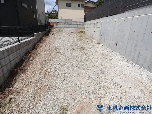 道路から奥まった、プライベート感のあるアプローチです。