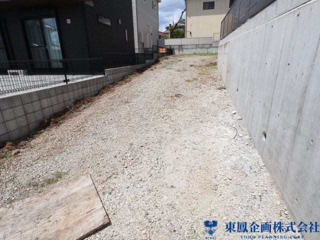 通りから奥まり、静かな住まい計画を実現できます。
