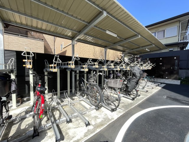 屋根付きの駐輪場で、サビや汚れの心配も不要。