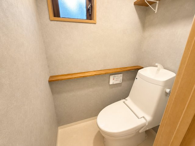 窓付きで換気のしやすい1階トイレです。明るく清潔感のある空間に仕上げられており、来客時にも気持ちよく利用していただけます。カウンターが設けられているため、小物や季節の装飾品を置くことも可能です。