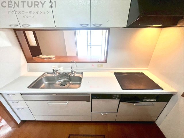 シンプルなデザインと使いやすさを兼ね備えた対面式システムキッチンは、効率的な作業スペースを提供し、家族やゲストとのコミュニケーションを促進します。