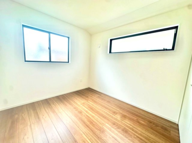 2階約5.2帖の洋室です。収納も設置されてます。2面採光で日も入ります。