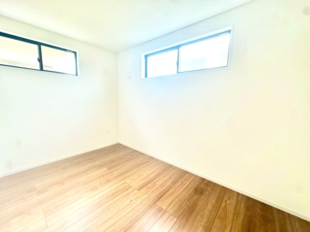 2階約5.2帖の洋室です。収納も設置されてます。2面採光で日も入ります。