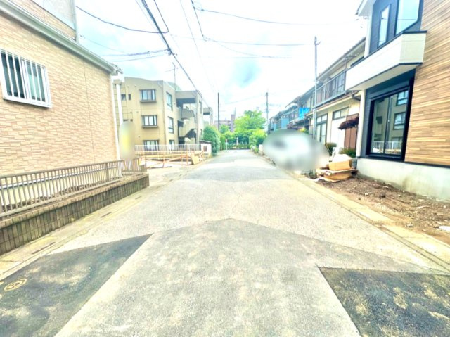 東武スカイツリーライン「北越谷」駅までバス16分の物件です。南向き接道で前面道路幅員が5.9ｍです。ワイドバルコニーテラスも設置されております。是非現地ご覧ください♪