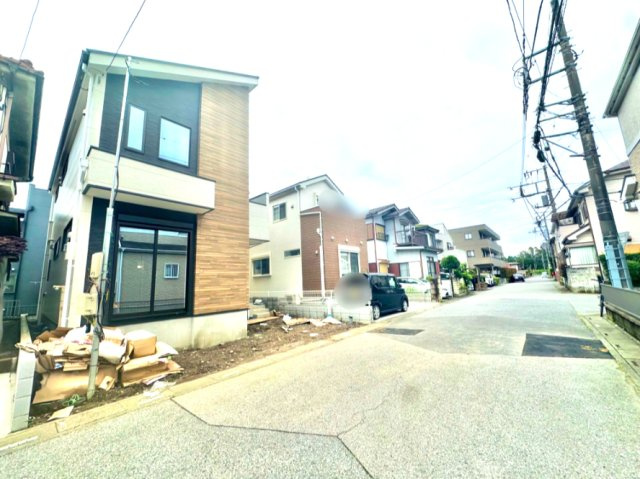 東武スカイツリーライン「北越谷」駅までバス16分の物件です。南向き接道で前面道路幅員が5.9ｍです。ワイドバルコニーテラスも設置されております。是非現地ご覧ください♪