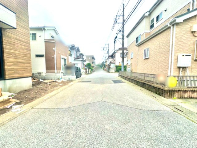 東武スカイツリーライン「北越谷」駅までバス16分の物件です。南向き接道で前面道路幅員が5.9ｍです。ワイドバルコニーテラスも設置されております。是非現地ご覧ください♪