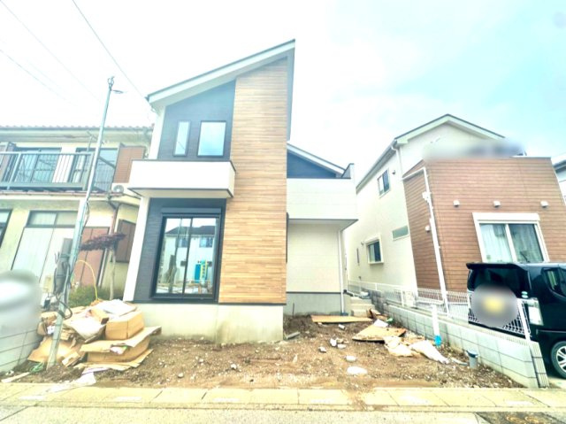 東武スカイツリーライン「北越谷」駅までバス16分の物件です。南向き接道で前面道路幅員が5.9ｍです。ワイドバルコニーテラスも設置されております。是非現地ご覧ください♪