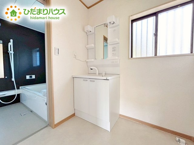 広く、明るい洗面スペースで朝の身支度も快適に♪