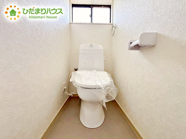 小窓で採光面と通気性を確保しておりますので、陽射し差し込む明るい空間で、いつもさわやかな状態を保っていただけます！トイレスペースが1階・2階にございますので、ゲスト用・家族用に分けることもできます。