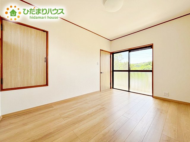明るい日差しが降り注ぐお部屋に、居心地の良さを感じさせるコーディネート。家具やカーテンでお気に入りのお部屋に♪