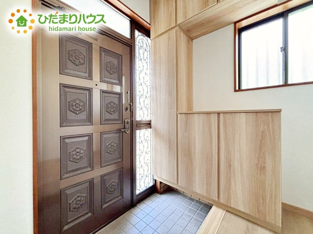 毎日「行ってきます」「ただいま」をいう玄関は小窓付で、明るく光が差し込みます。
