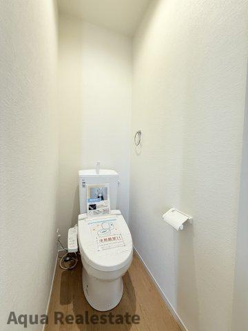 落ち着いた色調のトイレです