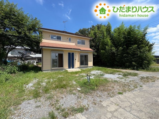 ゆとりある90坪の広大な敷地に建つ魅力的な一戸建てです!　隣家との距離が保たれており開放的で、プライベート感を大切にしながら伸び伸びとした住環境で新生活をスタートしていただけます♪