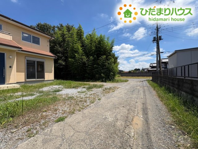 前面にひらけた落ち着きのある開放的な現地道路周辺です!　交通量が少なく静かな環境が保たれており、小さなお子様と一緒に徒歩でお出かけする際も高い安心感を持って快適に通行していただけます♪