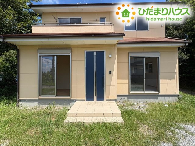 あたたかみのある優しいアースカラーの外観デザインです!　緑豊かな自然と美しく調和しており、前面の敷地が広く開けているため、陽当たりと風通りをしっかり確保して快適に暮らせる住まいとなっております♪