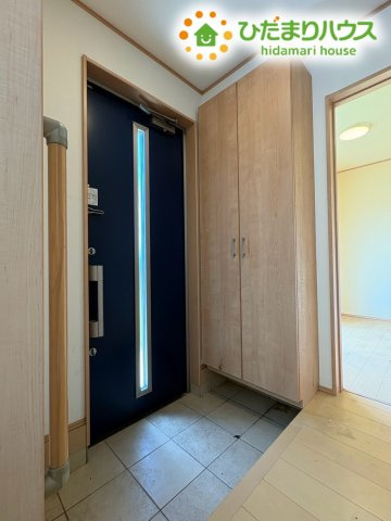 木のぬくもりを感じられる落ち着いた雰囲気の玄関ホールです!　大型シューズボックスを備えているためご家族全員の靴をすっきり整理でき、いつでも清潔感あふれる空間でお客様を気持ちよくお迎えできます