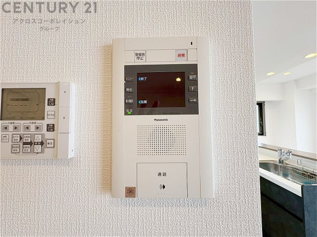訪問者が来たときにテレビ画面で確認できるため、安心してドアを開けられます。録画機能があるものもあり、留守中に来訪者を記録しておくことができます。利便性が高く、セキュリティ面でも安心です。　