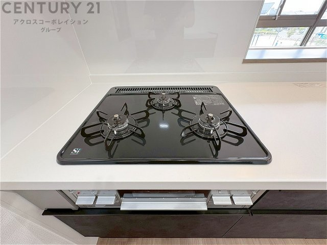 多数の調理器具を同時に使用でき、料理の効率化が可能。省エネで節約になり、様々な料理スタイルに適応できます。また、火力調整が独立しており、手入れや掃除もしやすく、今よりもっとお料理が楽しくなるかも。　