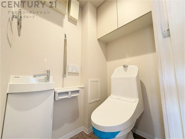 温水洗浄便座付トイレは温水洗浄機能により、暖かい水でおしりを洗浄することができ、冷たい水を使う従来の便座に比べ、温水洗浄機能で暖かいトイレを提供し、快適な使用を可能にします。　