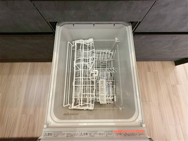 手洗いに比べて時間や労力を節約できることです。また、高温のお湯で洗浄されるため、雑菌や細菌を殺菌する効果もあります。さらに、乾燥機能があるため、手で拭く手間も省け衛生的に保管できます。　