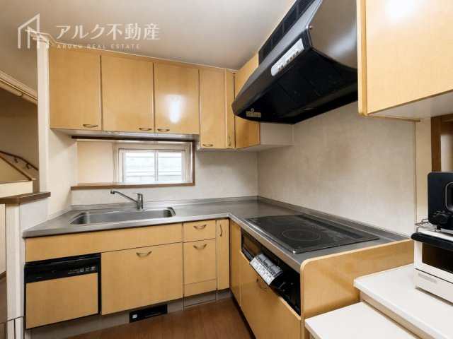 家事の合間も家族を見守れるカウンターキッチン※AIによる荷物消去加工を行った画像です。
