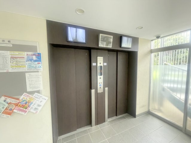 共用部/エレベーターホール　2基あります、モニター付で防犯面に配慮されています