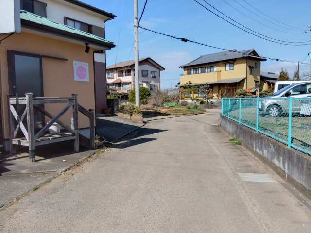閑静な住宅街に位置しているので静かで落ち着いた雰囲気です。陽当たりも良好です。