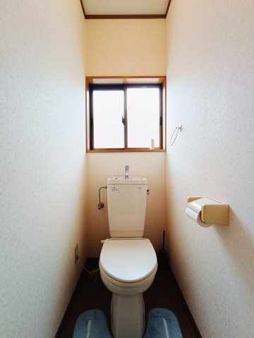 【トイレ】　2階トイレ。1階トイレは洗浄便座付きです。