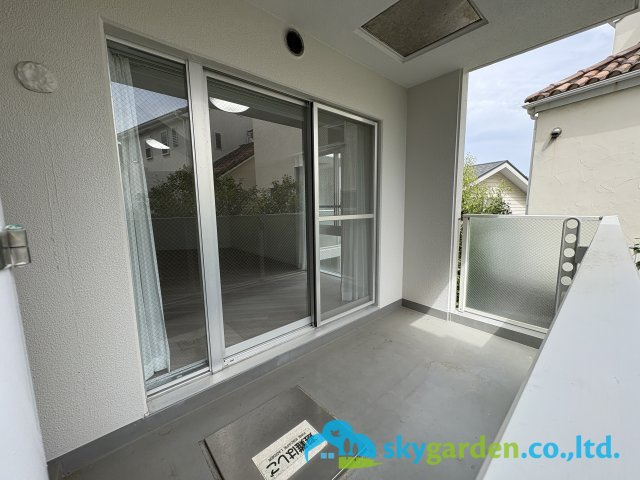 開放的で明るい空間を演出してくれるバルコニーです