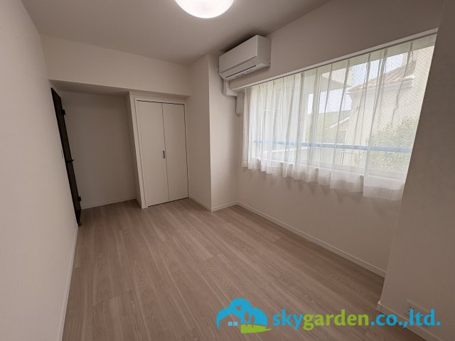 落ち着いた色調の洋室です