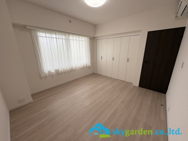 落ち着いて過ごせるお部屋なので、寝室にいかがでしょうか