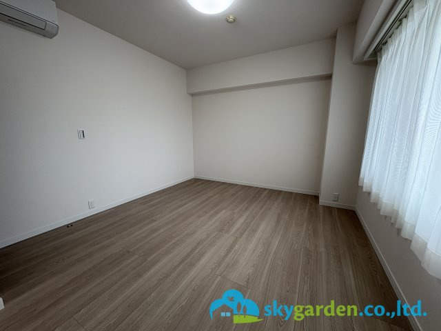 広くて明るい寝室