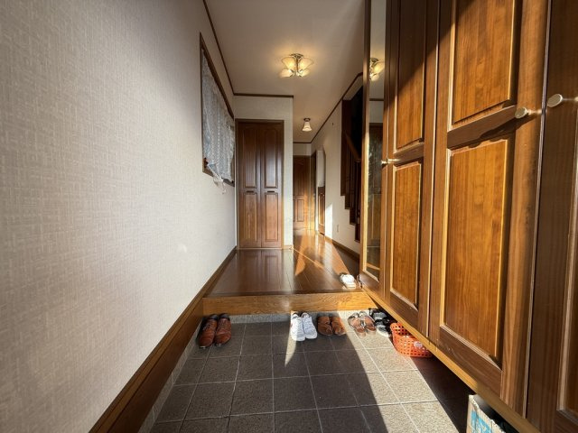 明るい日差しが差し込む玄関ホールは木の質感が美しく温かみのある印象。収納力のあるシューズボックスを備え、家族の靴もすっきり整理できます。奥行きのある設計で開放感があり訪れる人を心地よく迎える空間です。